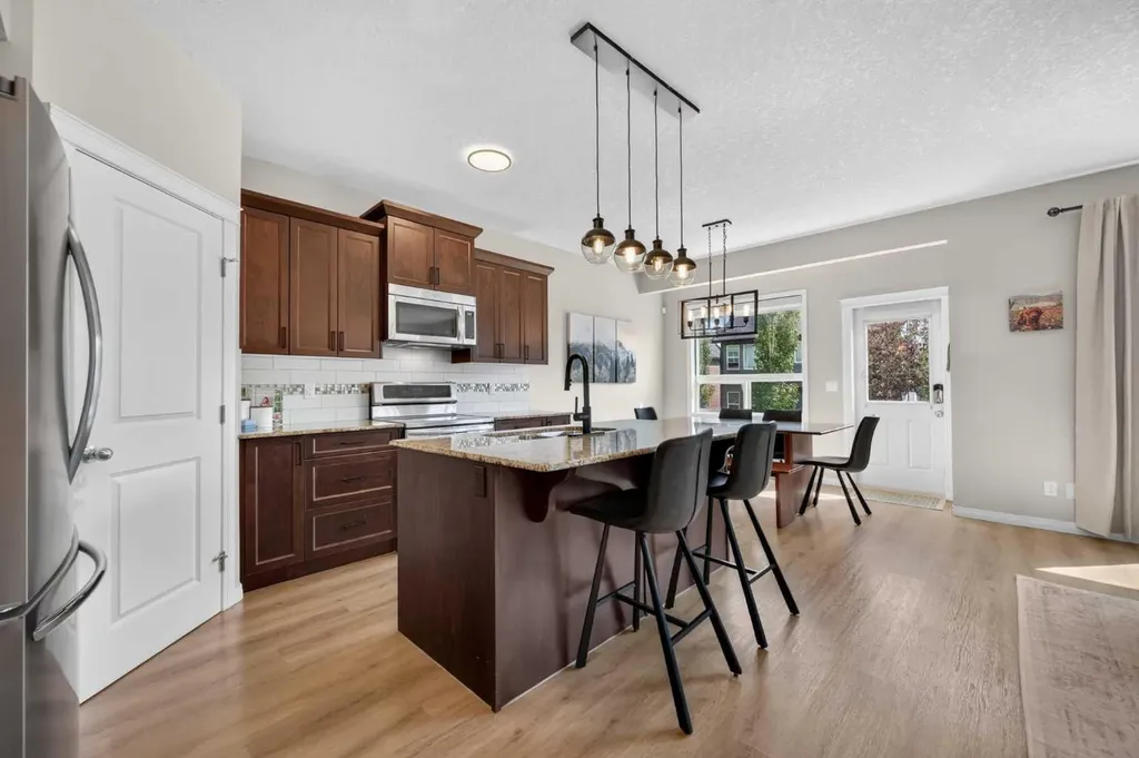 125 Sherwood Gate NW Calgary AB T3R 0N9