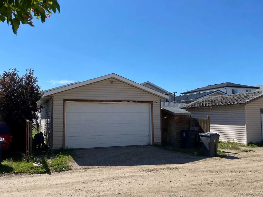 220 16 Street E Brooks AB T1R 1K3