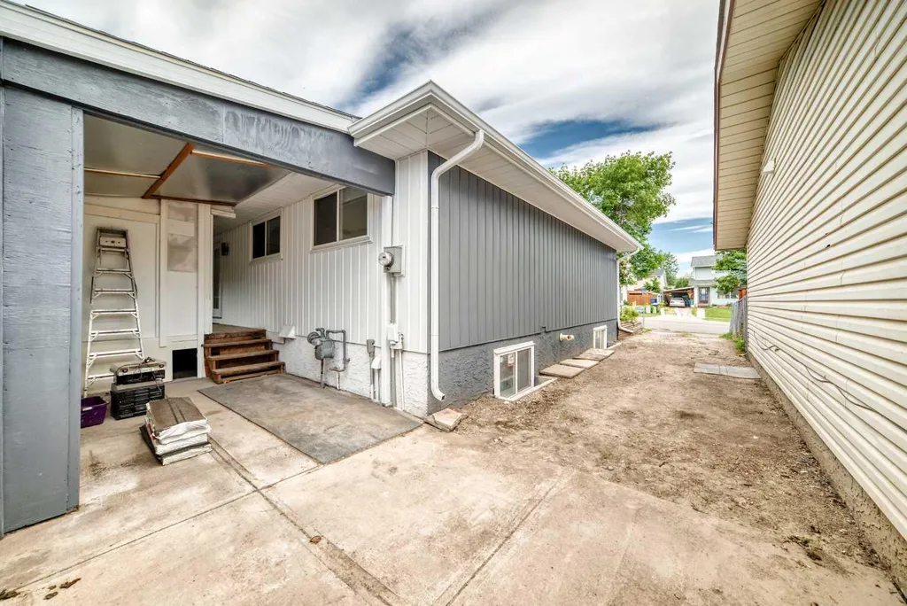 3319 Radcliffe Drive SE Calgary AB T2A 5X3