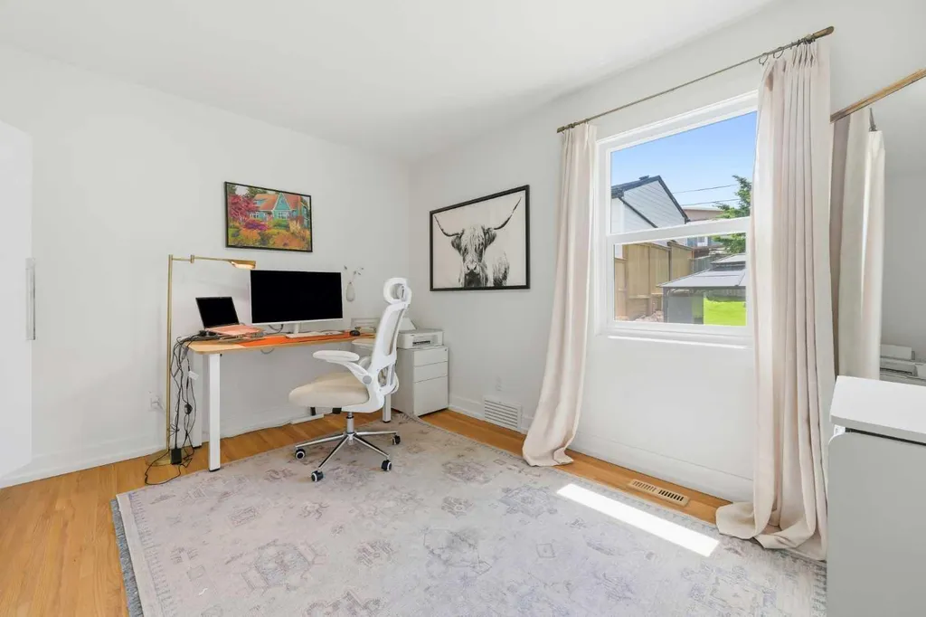 2119 22 Avenue SW Calgary AB T2T 0S6