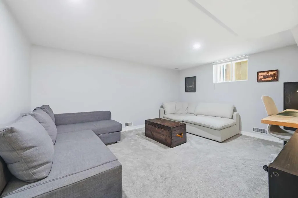 2119 22 Avenue SW Calgary AB T2T 0S6