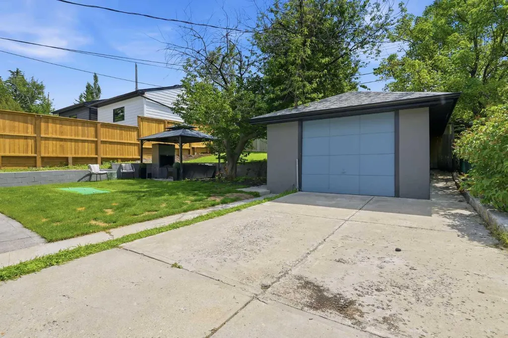 2119 22 Avenue SW Calgary AB T2T 0S6