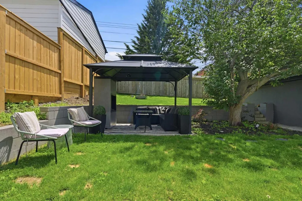 2119 22 Avenue SW Calgary AB T2T 0S6