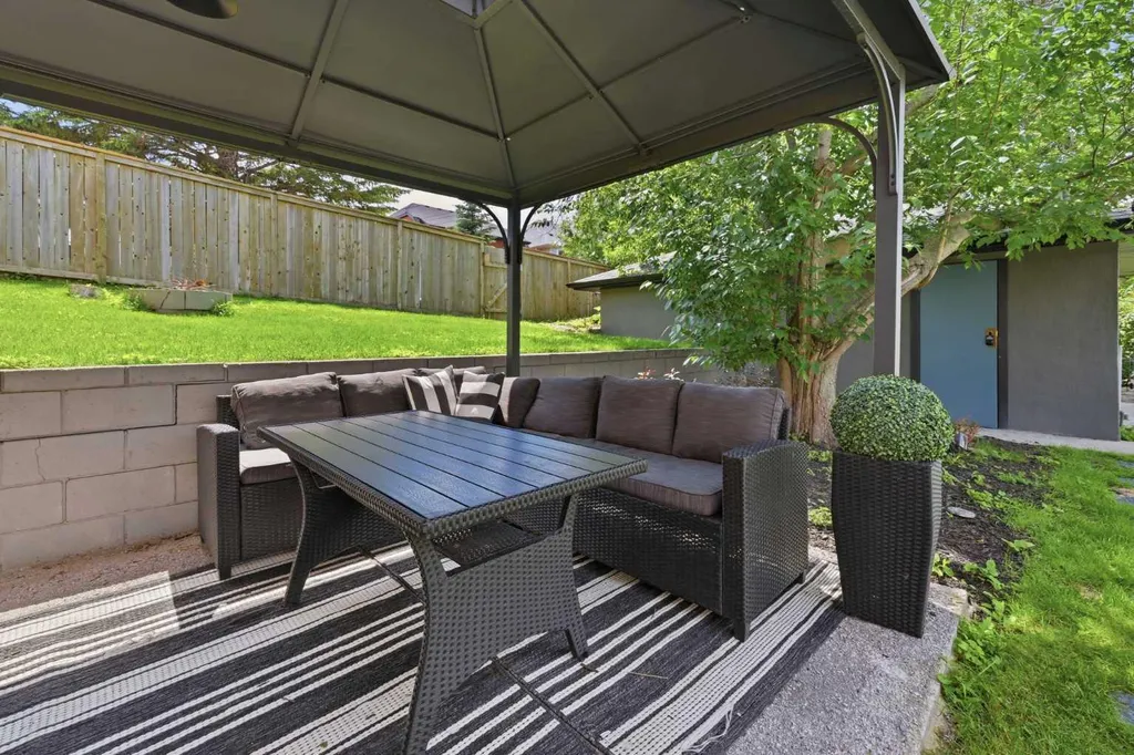 2119 22 Avenue SW Calgary AB T2T 0S6