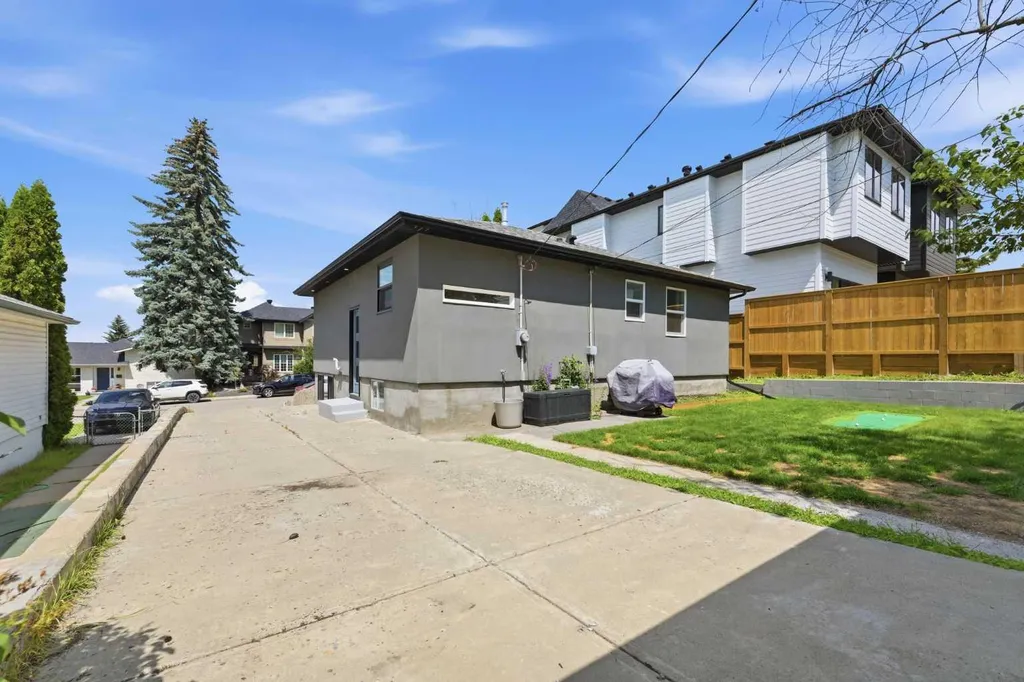 2119 22 Avenue SW Calgary AB T2T 0S6