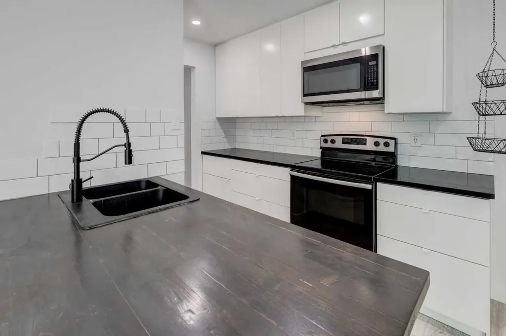 3525 43 Street SW Calgary AB T3E3P4