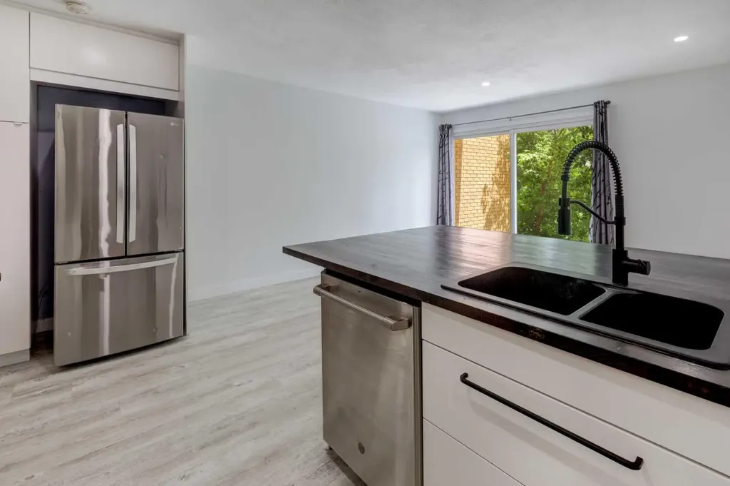 3525 43 Street SW Calgary AB T3E3P4