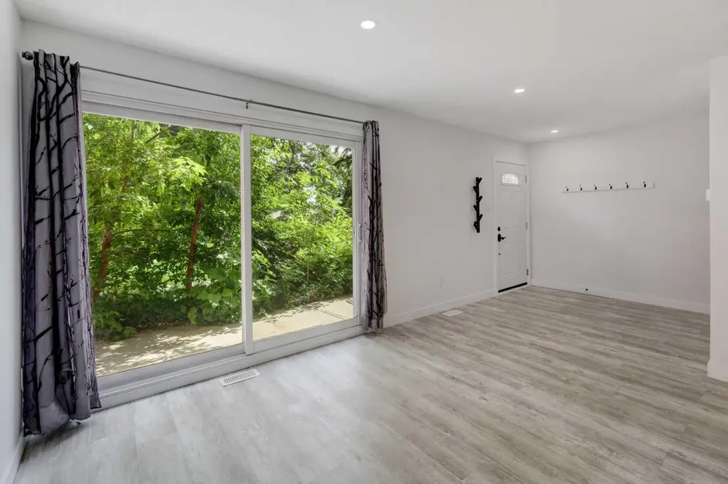 3525 43 Street SW Calgary AB T3E3P4