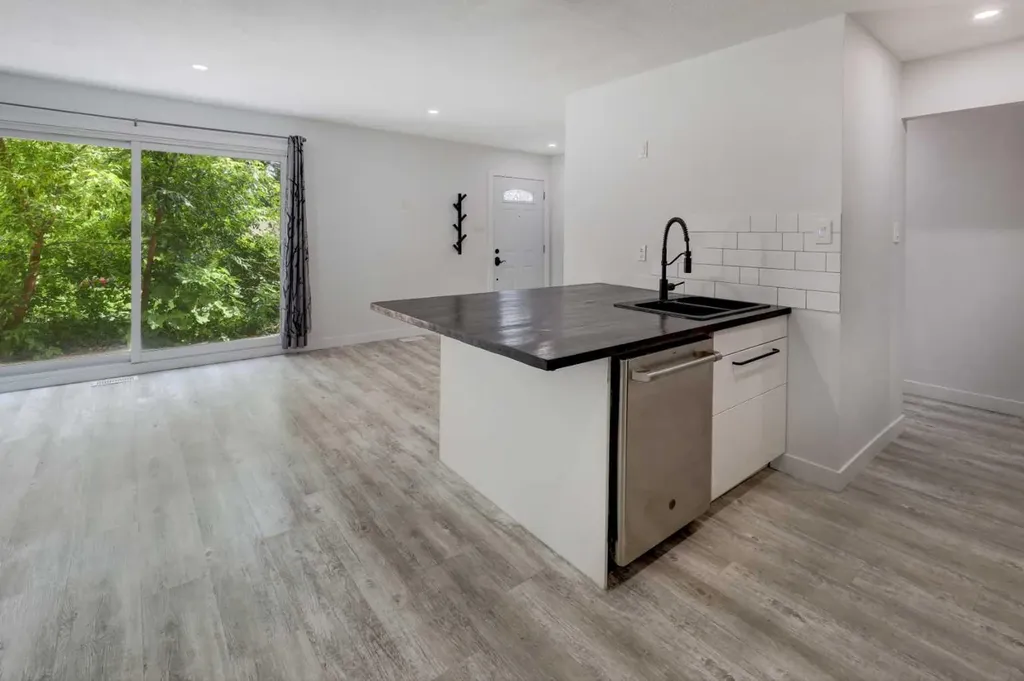 3525 43 Street SW Calgary AB T3E3P4
