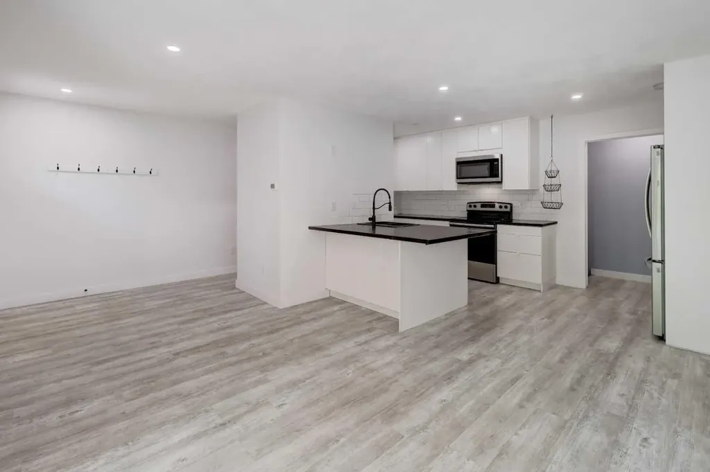 3525 43 Street SW Calgary AB T3E3P4