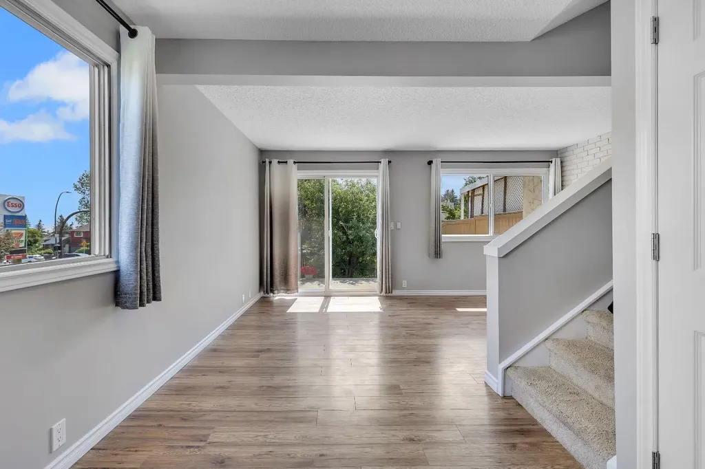 6501A Huntsbay Road NW Calgary AB T2K 5R3
