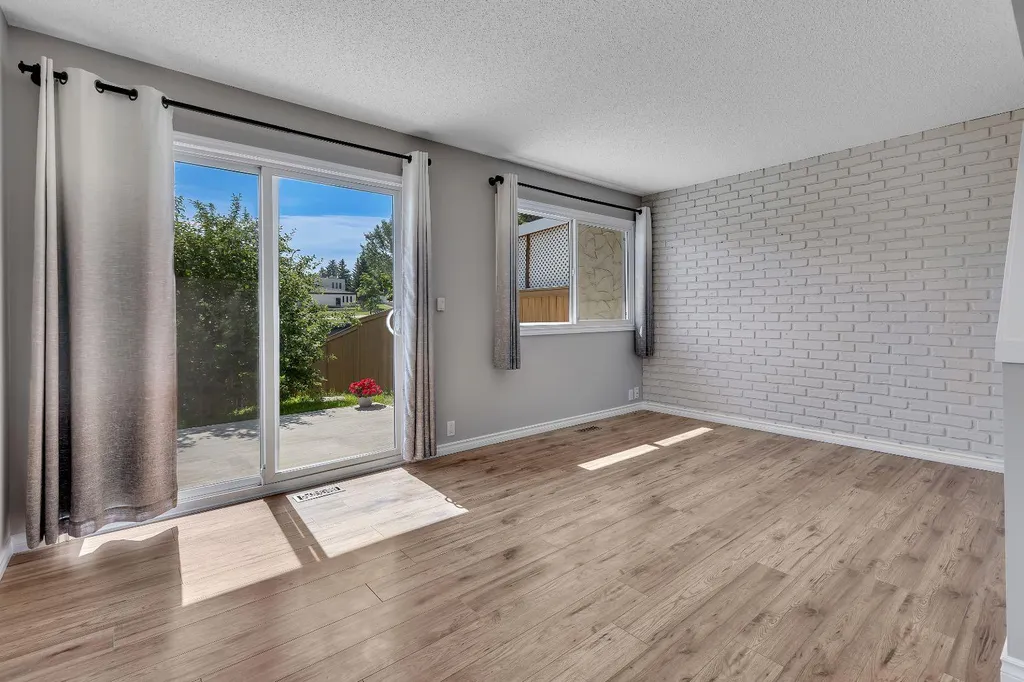 6501A Huntsbay Road NW Calgary AB T2K 5R3