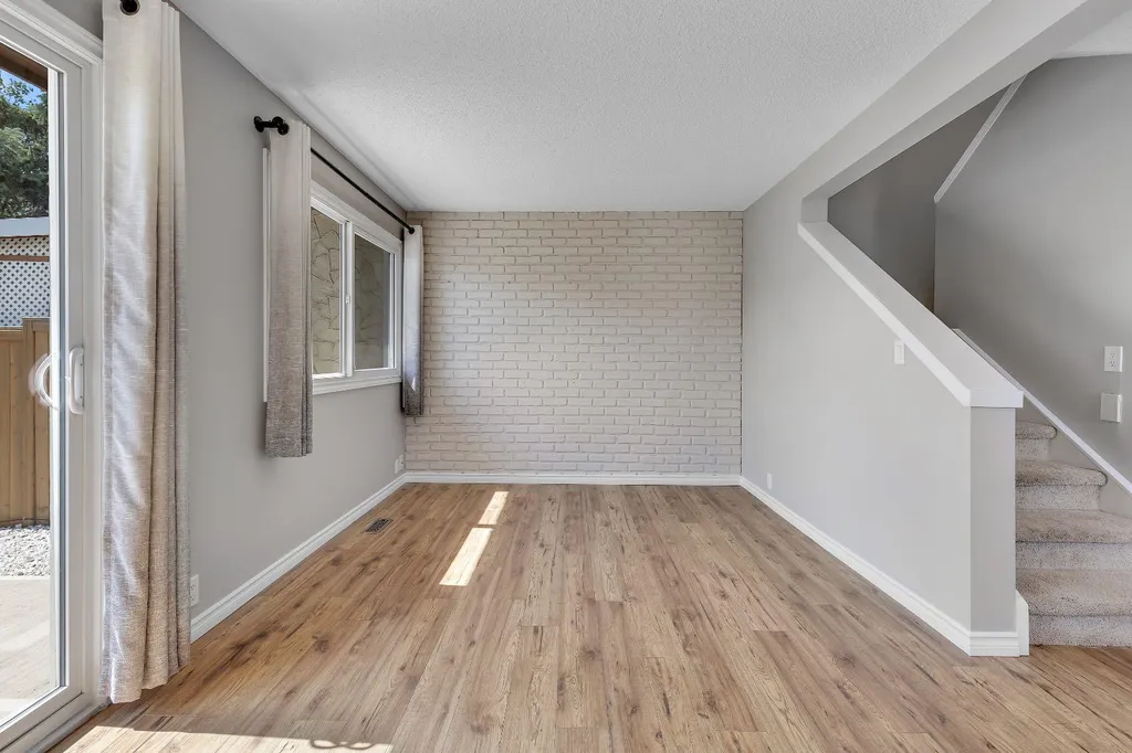 6501A Huntsbay Road NW Calgary AB T2K 5R3