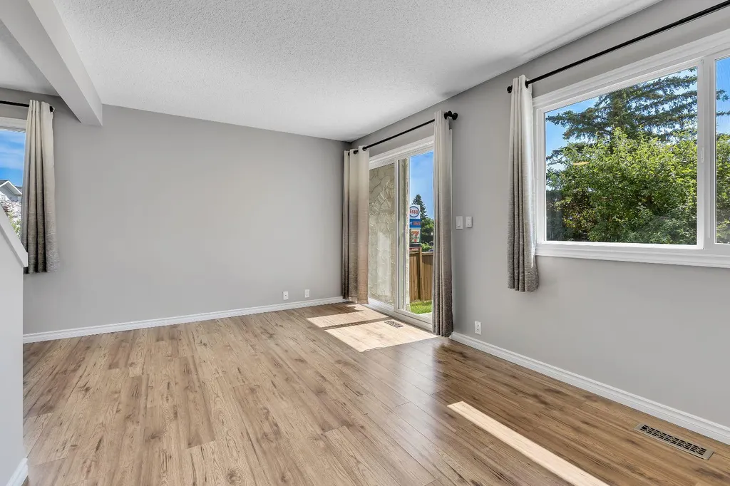 6501A Huntsbay Road NW Calgary AB T2K 5R3