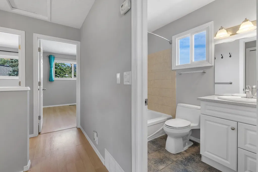 6501A Huntsbay Road NW Calgary AB T2K 5R3