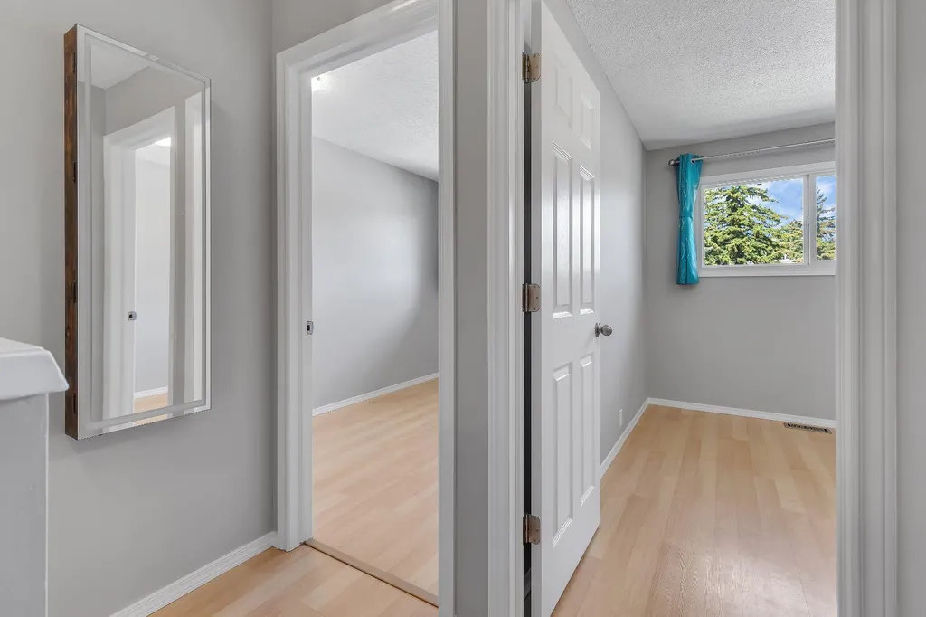 6501A Huntsbay Road NW Calgary AB T2K 5R3