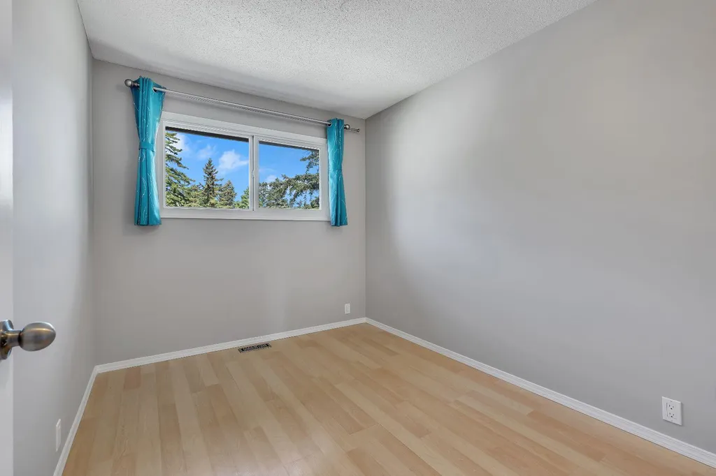 6501A Huntsbay Road NW Calgary AB T2K 5R3