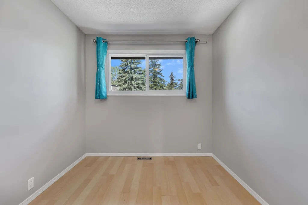 6501A Huntsbay Road NW Calgary AB T2K 5R3