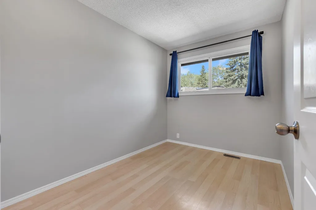 6501A Huntsbay Road NW Calgary AB T2K 5R3