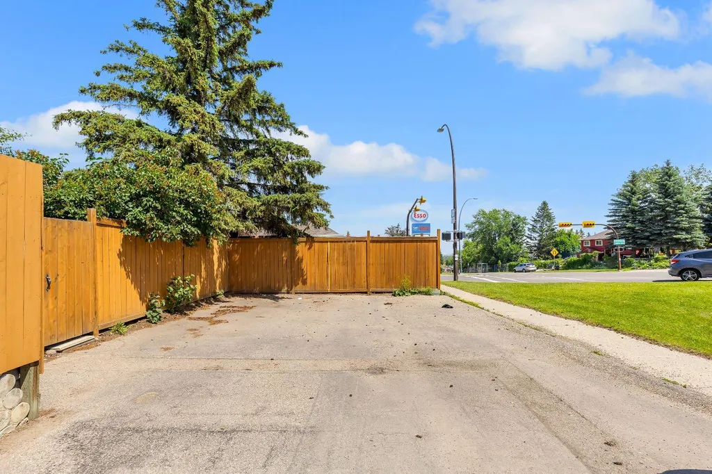 6501A Huntsbay Road NW Calgary AB T2K 5R3