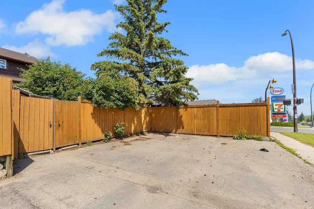 6501A Huntsbay Road NW Calgary AB T2K 5R3