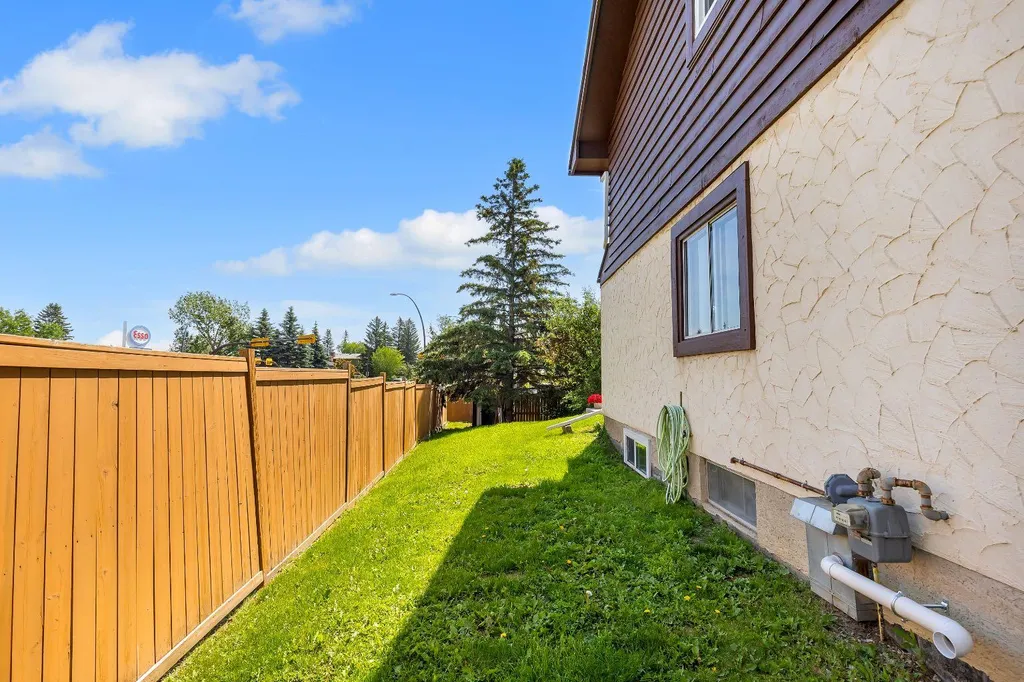 6501A Huntsbay Road NW Calgary AB T2K 5R3