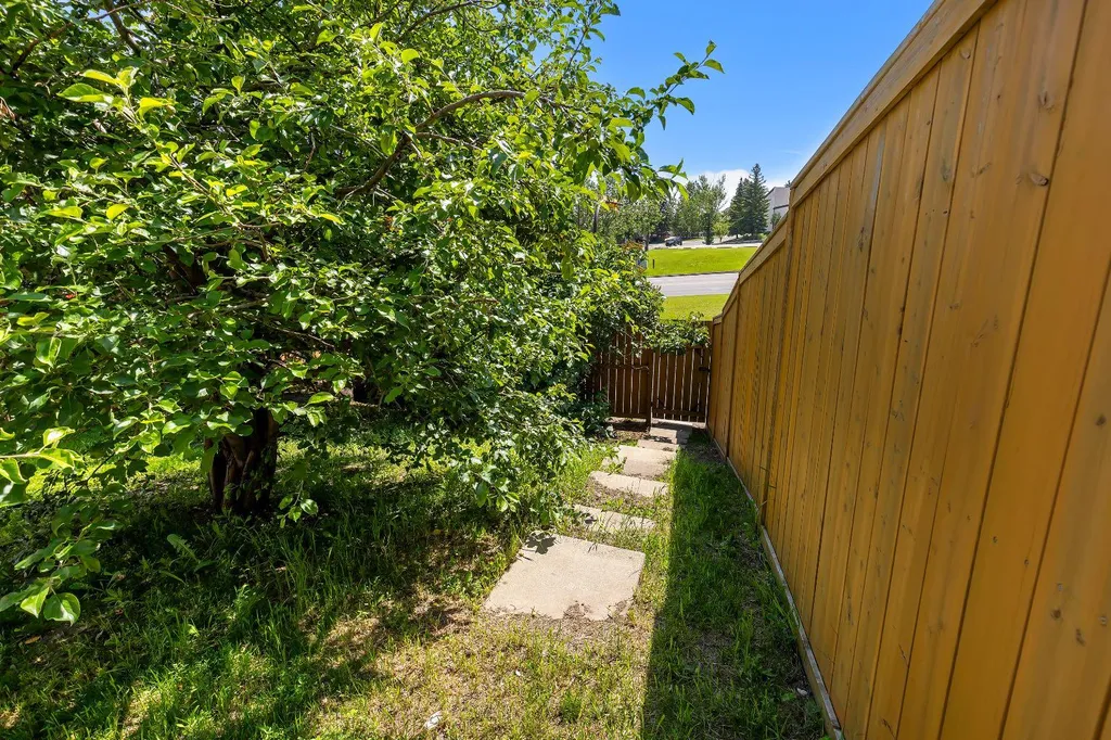 6501A Huntsbay Road NW Calgary AB T2K 5R3