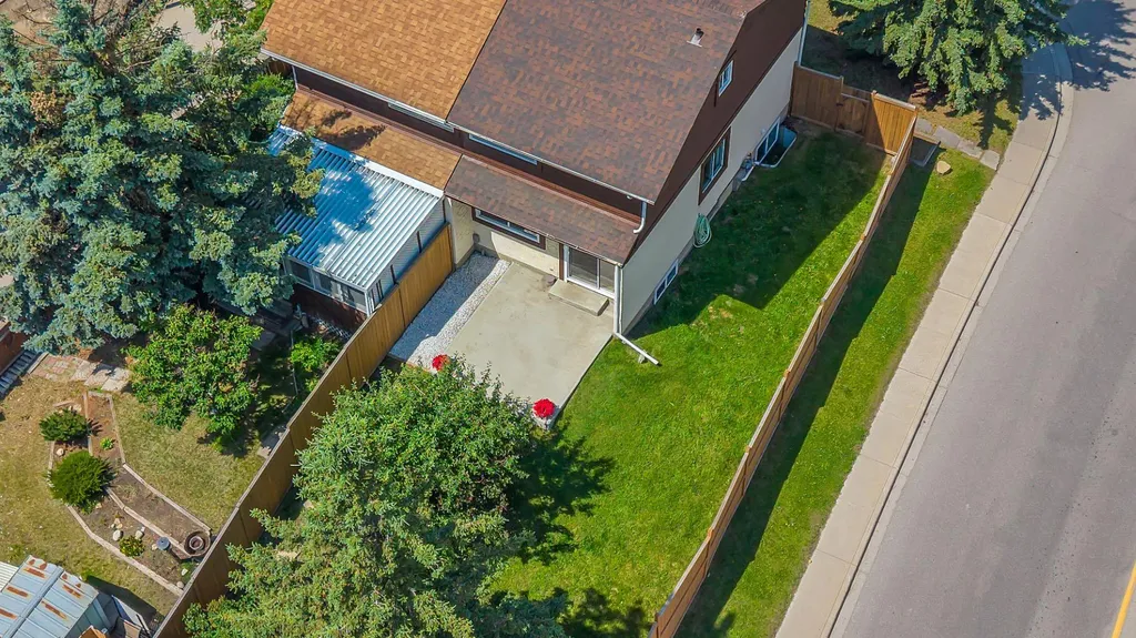 6501A Huntsbay Road NW Calgary AB T2K 5R3
