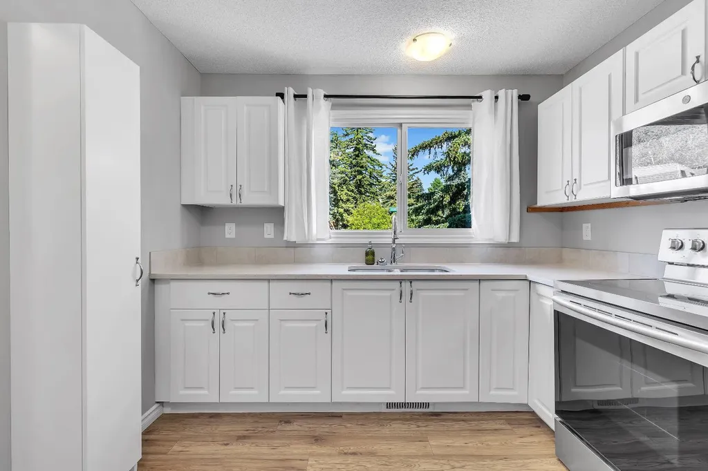6501A Huntsbay Road NW Calgary AB T2K 5R3