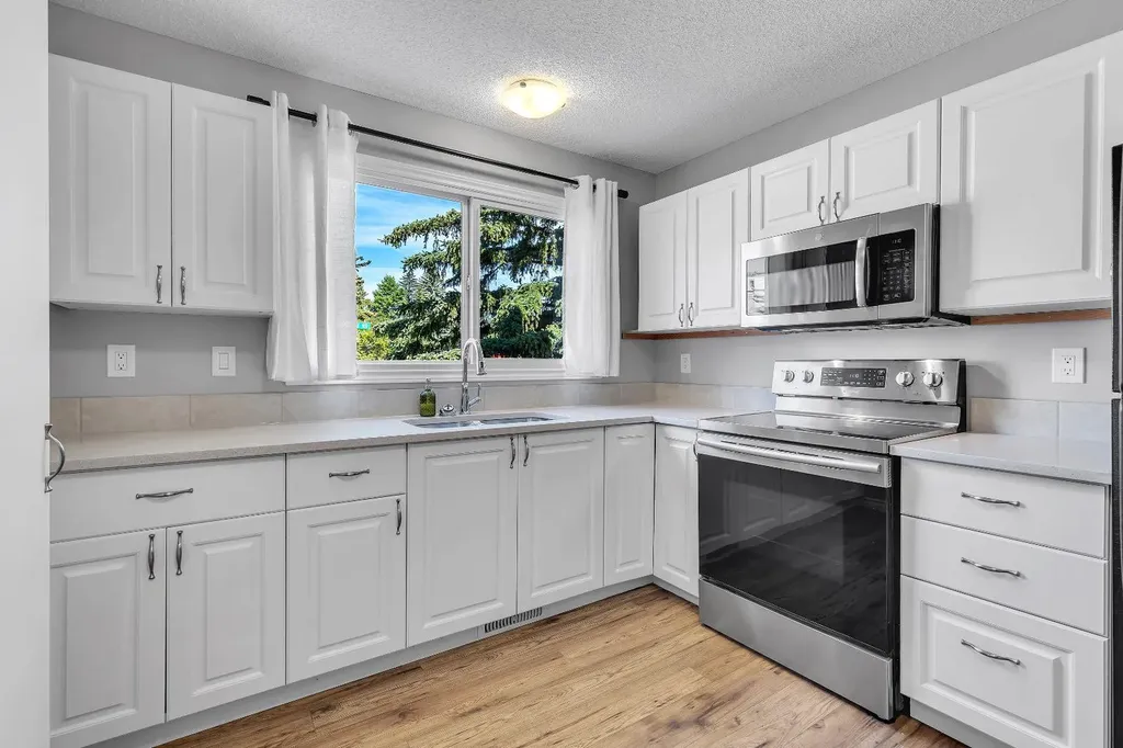6501A Huntsbay Road NW Calgary AB T2K 5R3