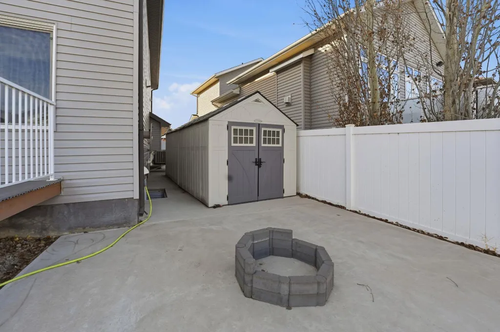 205 Van Slyke Way Red Deer AB T4R 0N7