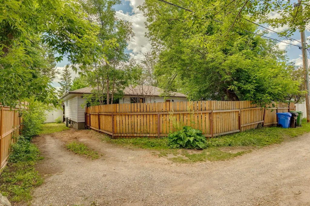 4520 26 Avenue SW Calgary AB T3E0P9