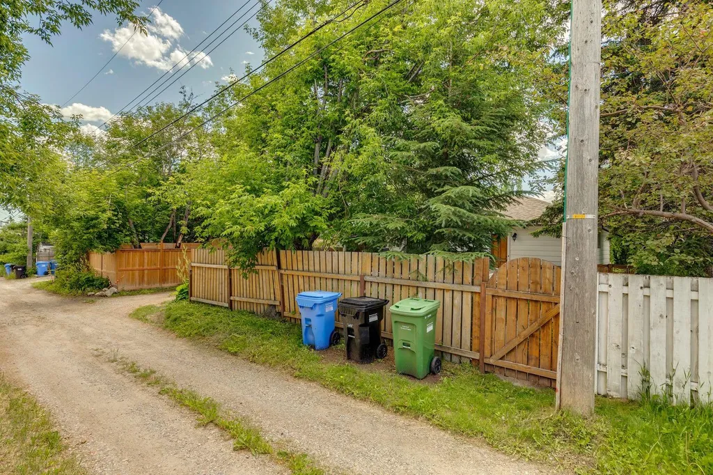 4520 26 Avenue SW Calgary AB T3E0P9