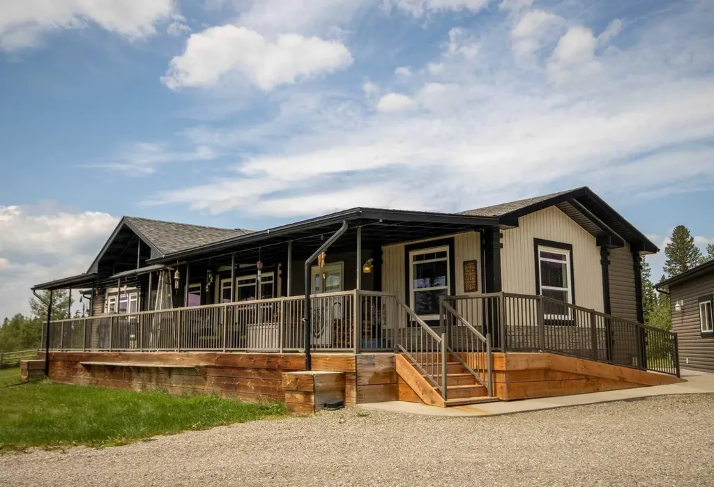 33052 Range Road 52 Rural Mountain View County AB T0M 1X0