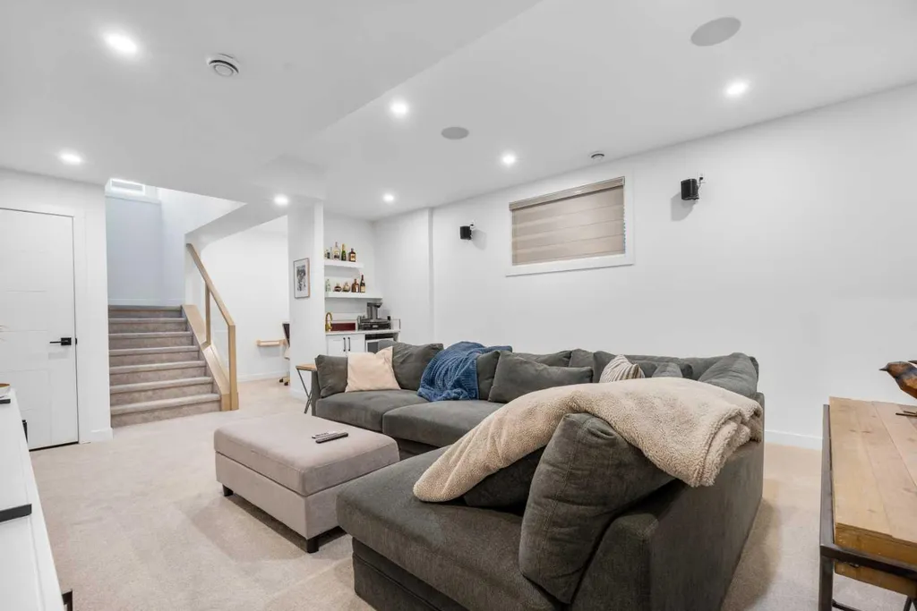 2022 50 Avenue SW Calgary AB T2T2W3