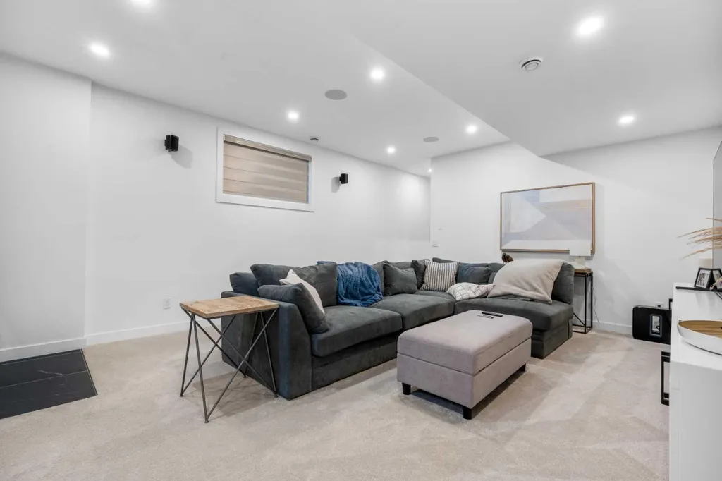 2022 50 Avenue SW Calgary AB T2T2W3