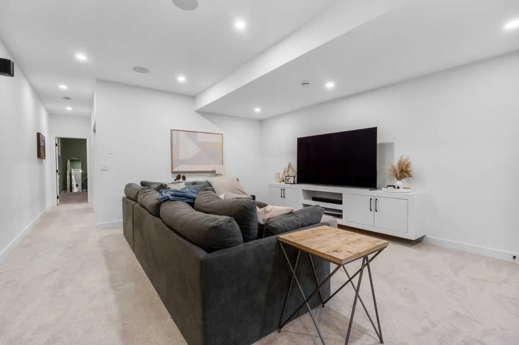 2022 50 Avenue SW Calgary AB T2T2W3