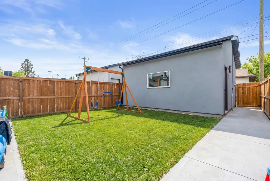 2022 50 Avenue SW Calgary AB T2T2W3