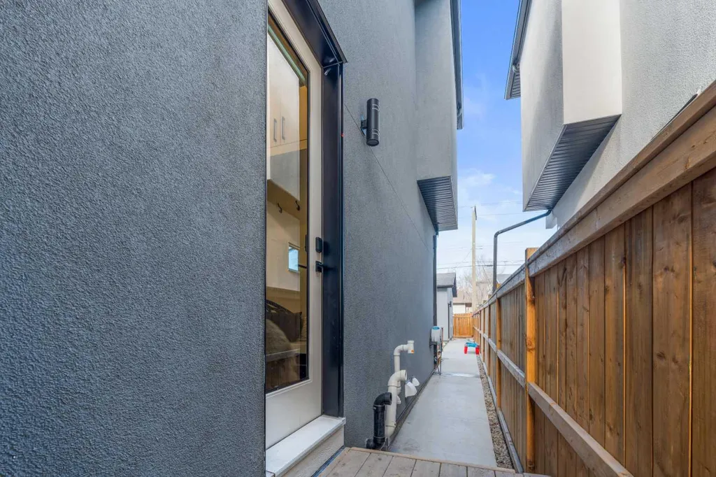 2022 50 Avenue SW Calgary AB T2T2W3
