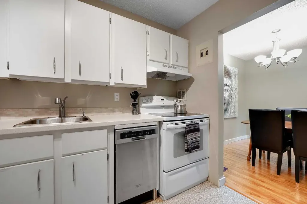 315 Southampton Drive SW Calgary AB T2W 2T6