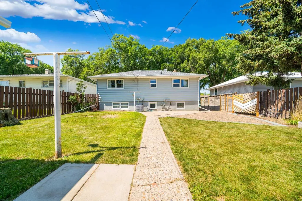 2631 16 Avenue SE Medicine Hat AB T1A 3T6