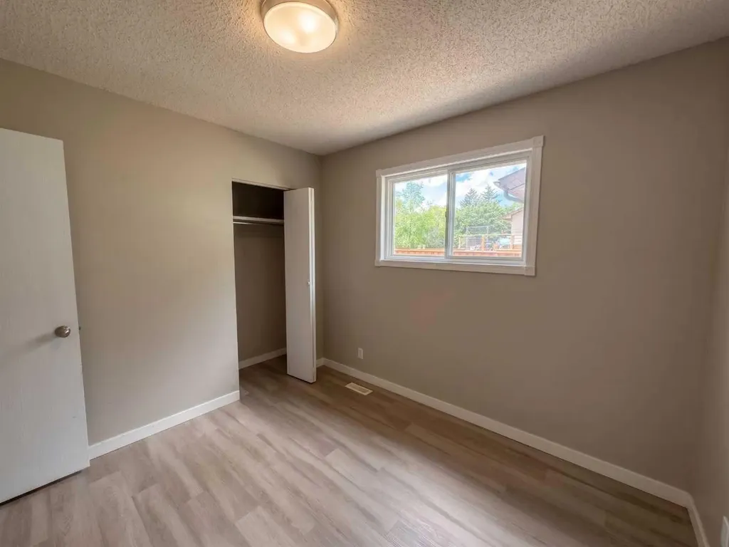 1095 Berkley Drive NW Calgary AB T3K 1S6