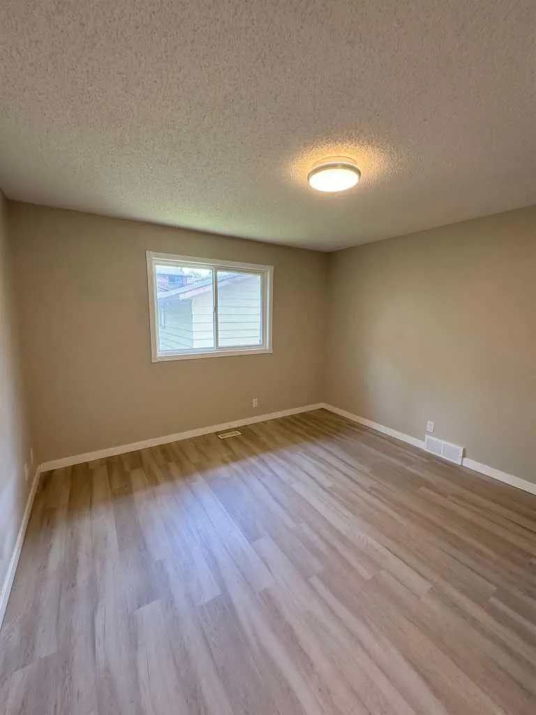 1095 Berkley Drive NW Calgary AB T3K 1S6