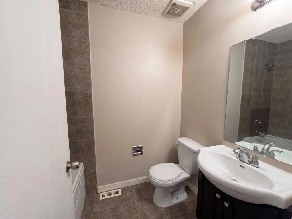 1095 Berkley Drive NW Calgary AB T3K 1S6