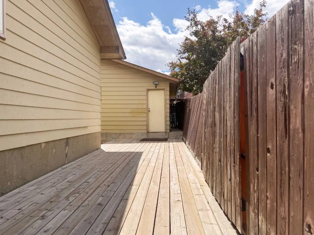 1095 Berkley Drive NW Calgary AB T3K 1S6