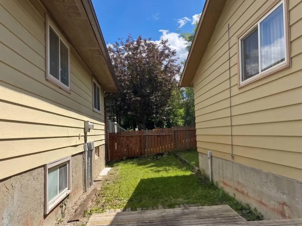 1095 Berkley Drive NW Calgary AB T3K 1S6