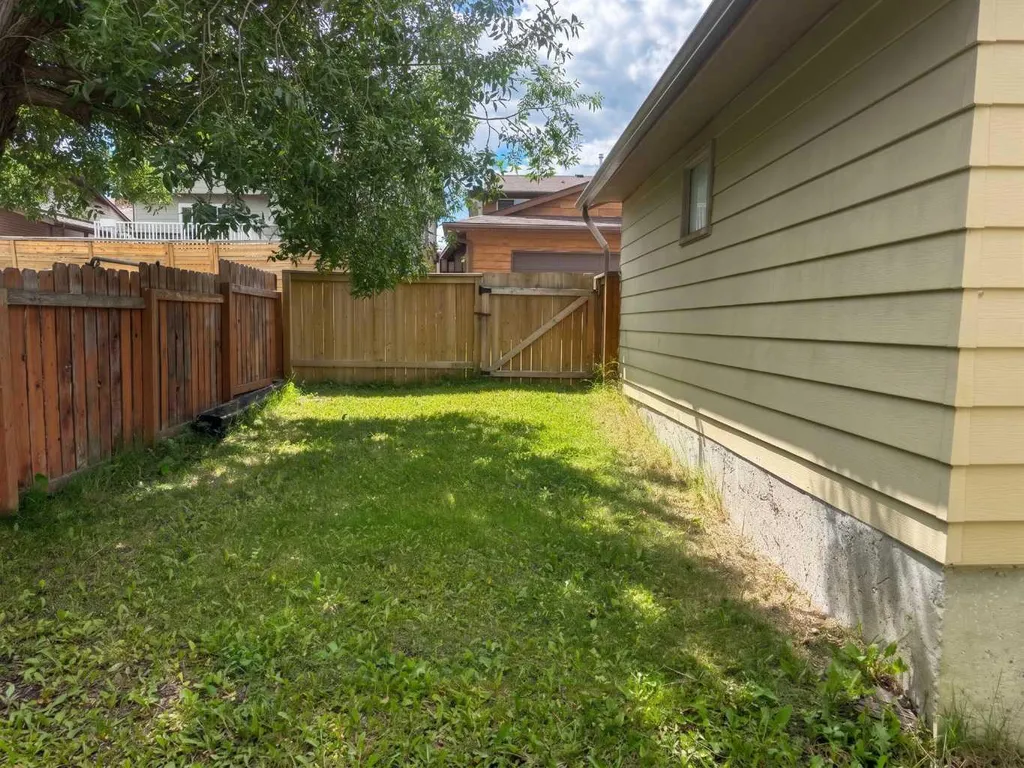 1095 Berkley Drive NW Calgary AB T3K 1S6