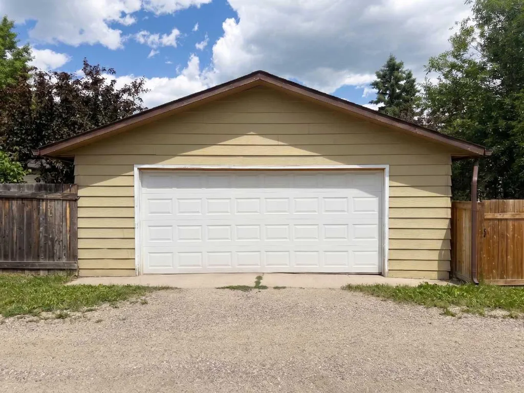 1095 Berkley Drive NW Calgary AB T3K 1S6