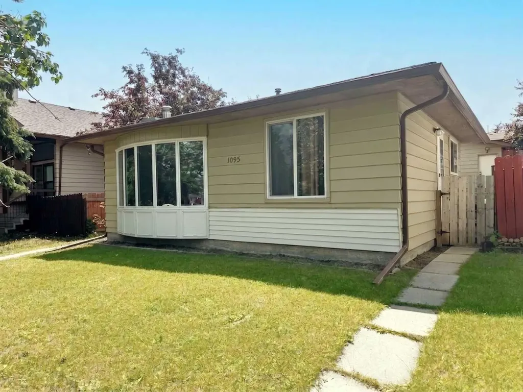 1095 Berkley Drive NW Calgary AB T3K 1S6