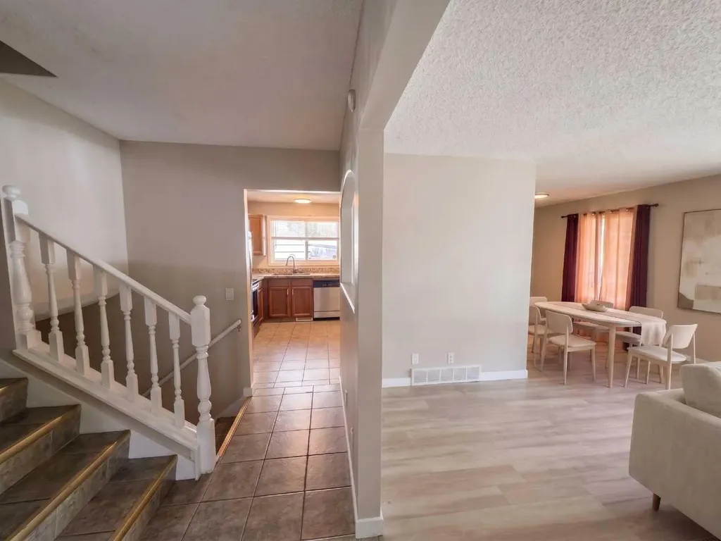 1095 Berkley Drive NW Calgary AB T3K 1S6